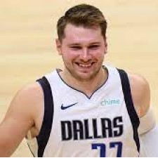 Dončić trägt Schutzstiefel mit einem angespannten linken Bein